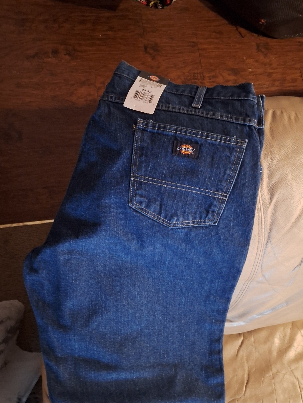 These Dickies work jeans for men in size 40x32 feature a solid blue color
